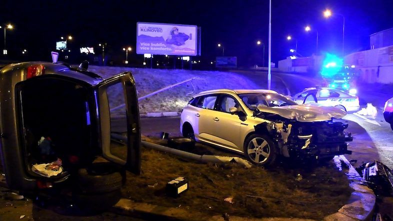 V Praze se srazila dvě auta, jedno skončilo převrácené na boku